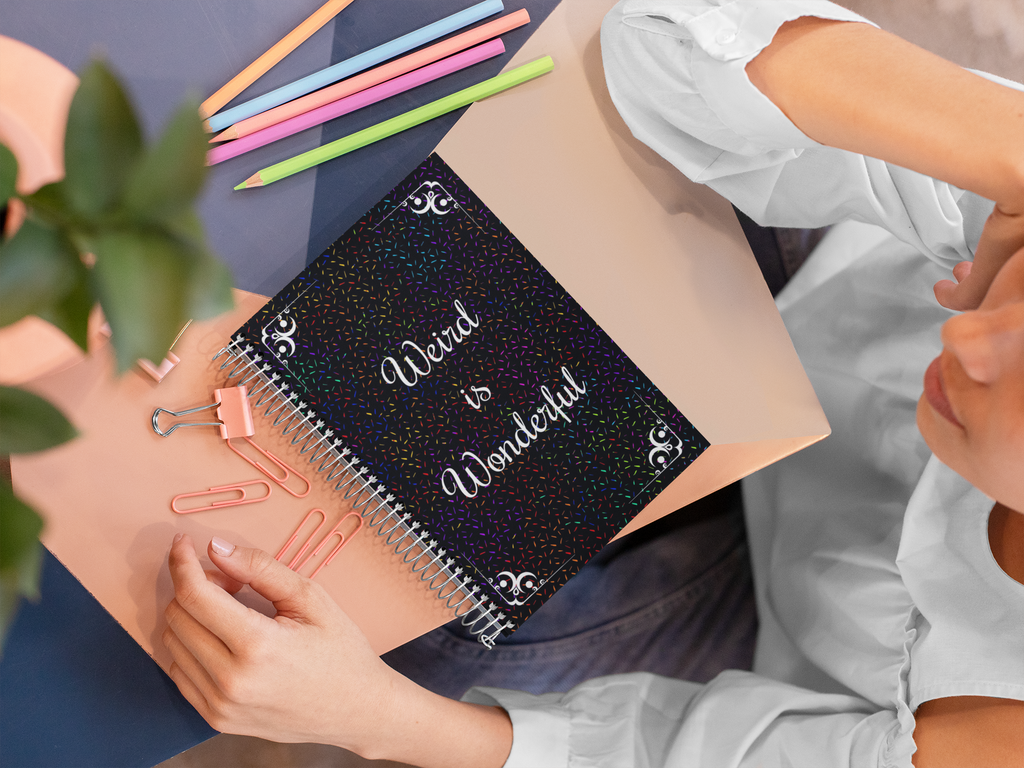 Weird is Wonderful Spiraljournal – Einzigartiges Geschenk für Kreative, Studierende & Außenseiter