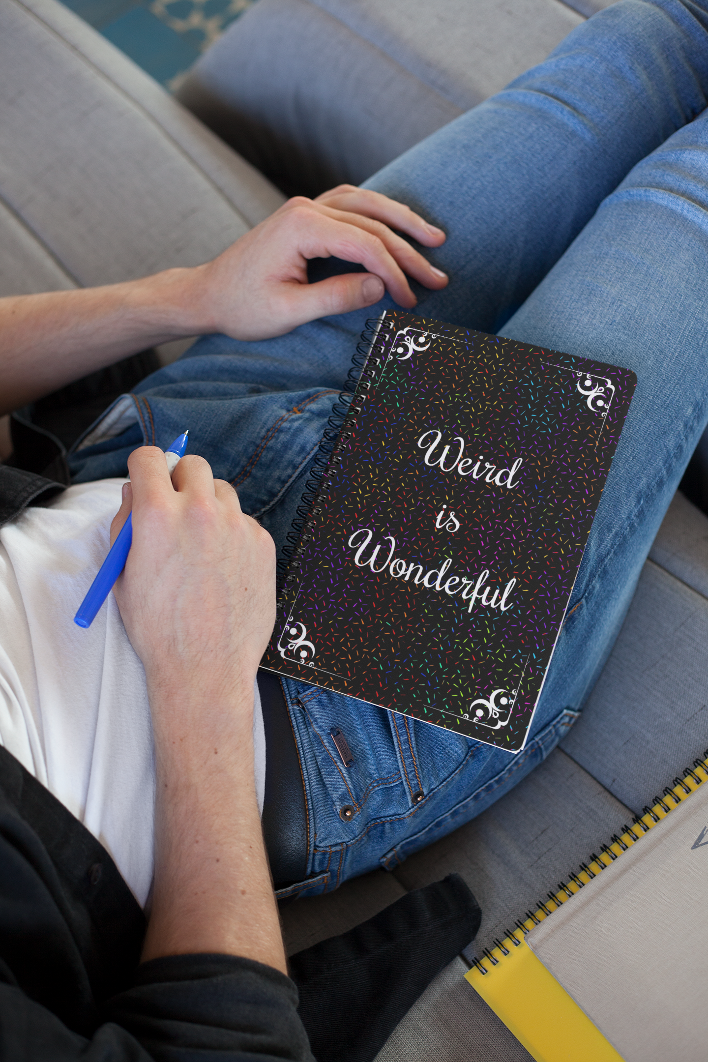 Weird is Wonderful Spiraljournal – Einzigartiges Geschenk für Kreative, Studierende & Außenseiter