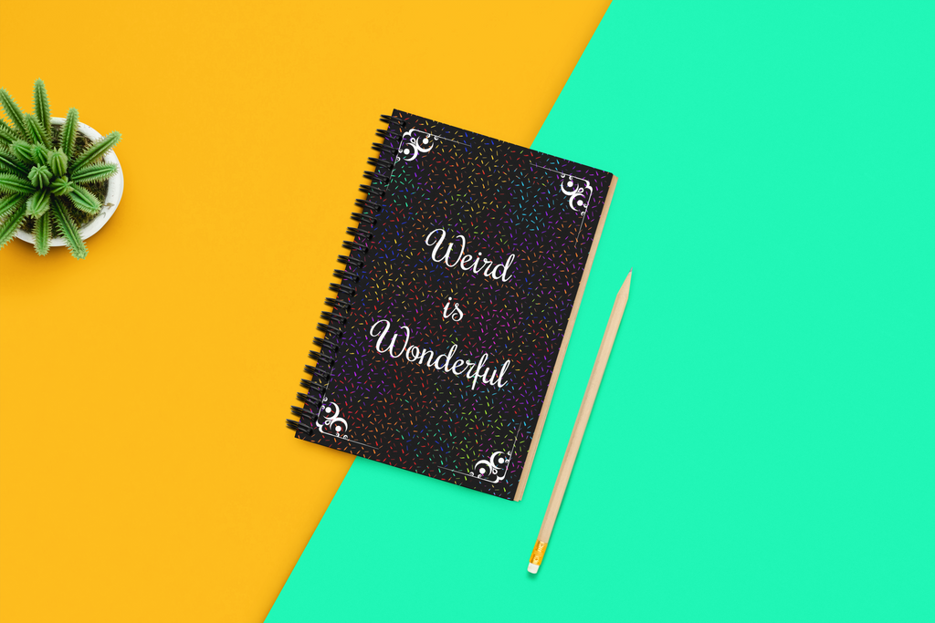 Weird is Wonderful Spiraljournal – Einzigartiges Geschenk für Kreative, Studierende & Außenseiter
