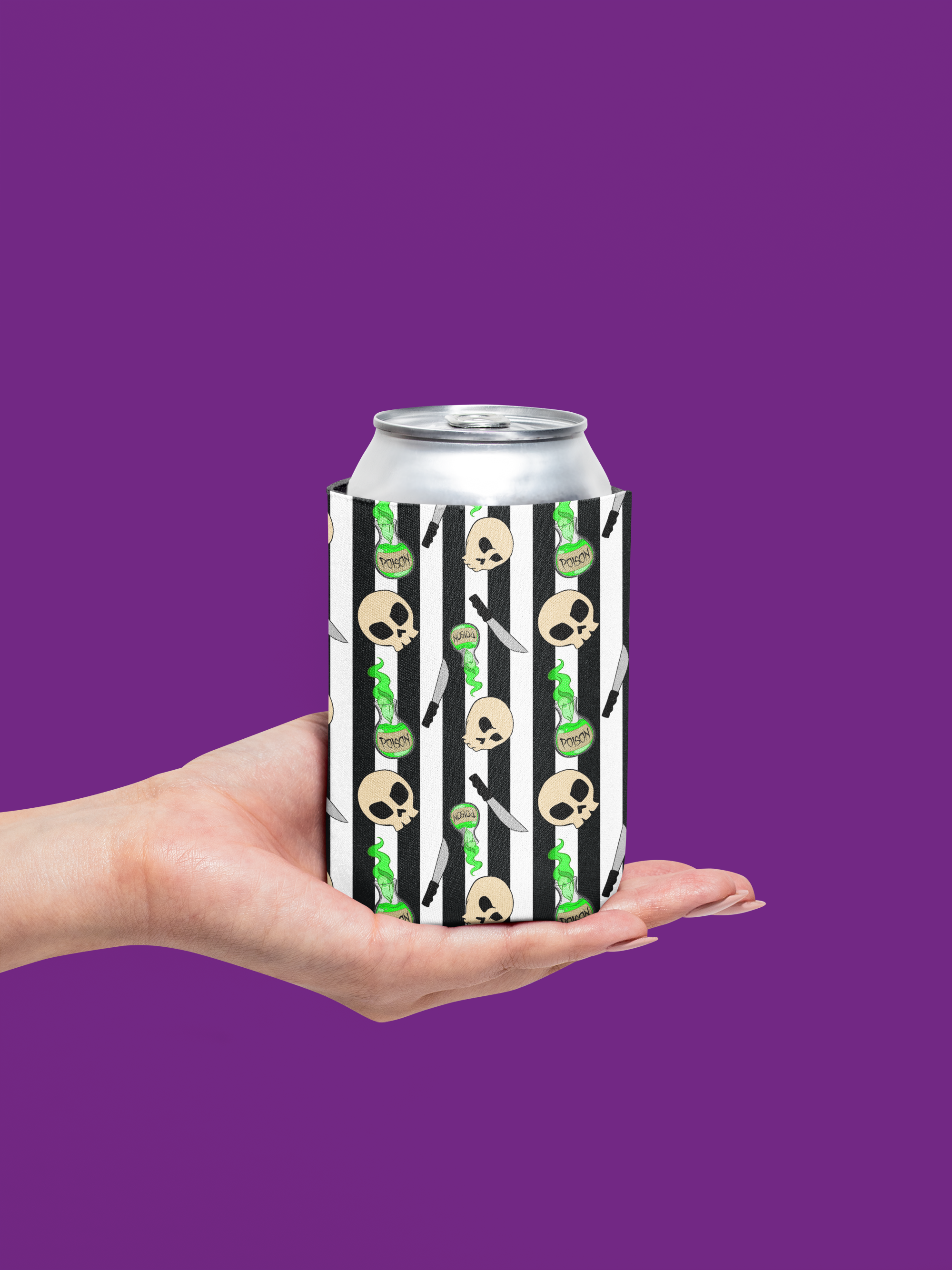 „Skull & Poison Stubby Kühler – Gotischer Dosenkühler für Partys, Grillabende & Halloween“