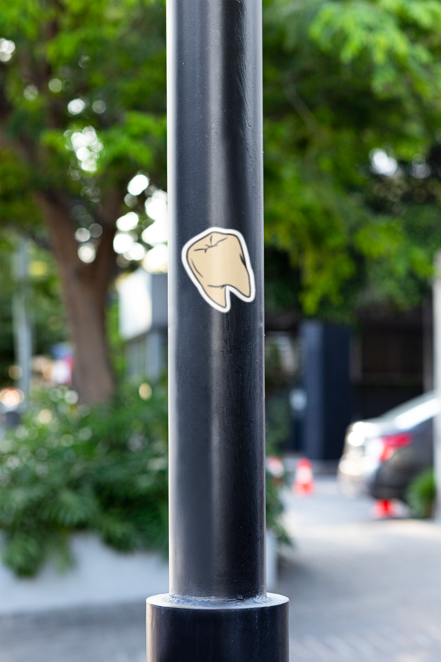 „Grotesker Zahn-Aufkleber – Gotischer Vinyl-Sticker für Laptop, Flaschen & Journale (Wetterfest, Matt)”